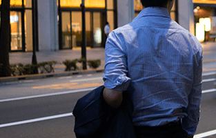 平日は夜6時45分まで受付。土曜は夜5時45分まで受付